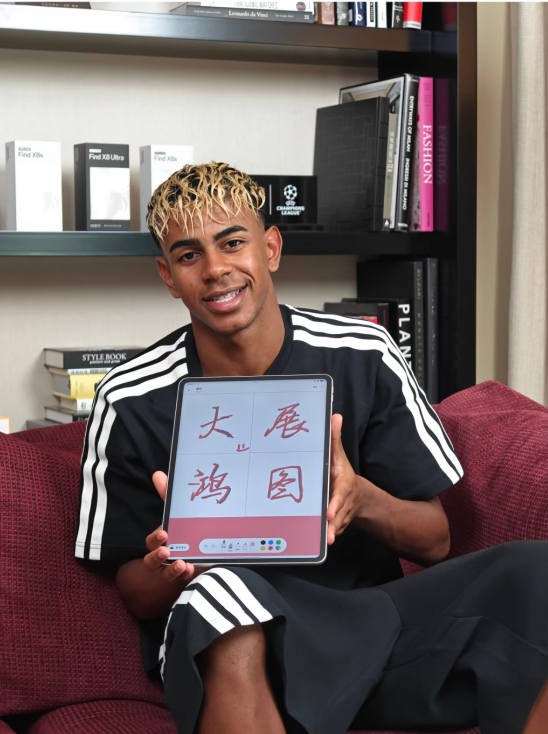 😂直接给我四个字！亚马尔参加品牌方活动，写中文“大展鸿图”